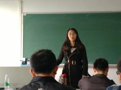唐春梅同学主持会议