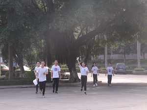 奔跑在华园  奔跑在华园