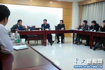杜小明书记参加分组讨论