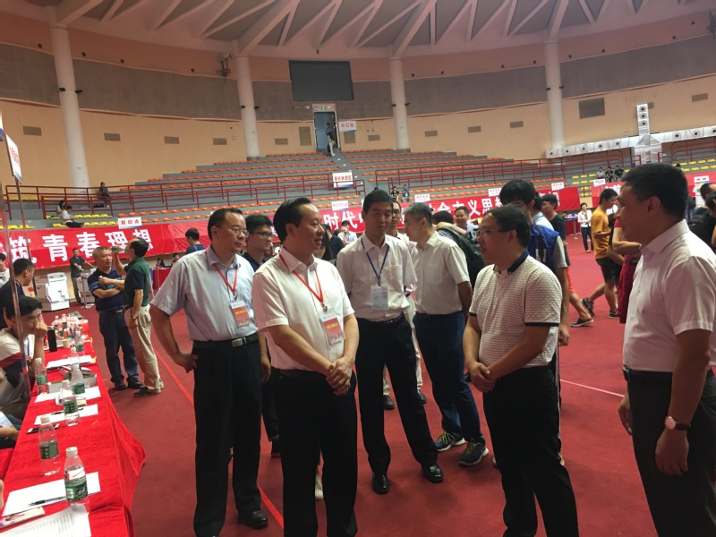 学院领导现场指导迎新工作