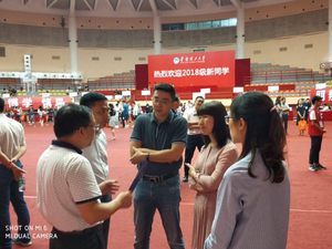 学院领导现场指导迎新工作
