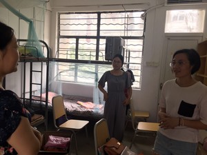 耿予欢老师亲切问候新同学