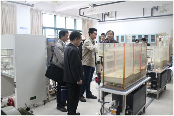 专家查阅实验教学材料