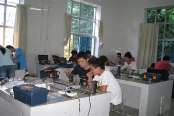 本科生在做电测实验 本科生在做电测实验