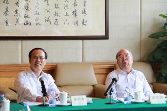 邱学青副校长（左）、郝吉明院士（右）