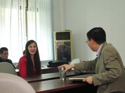Eliska Mikmekova与刘老师交谈中