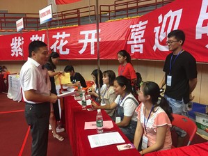 学校领导现场慰问迎新工作人员 学校领导现场慰问迎新工作人员