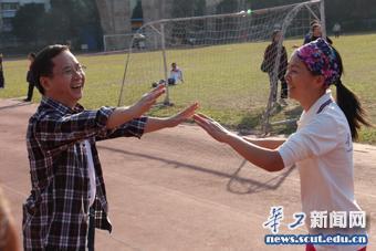 向女子800米冠军（右一）祝贺