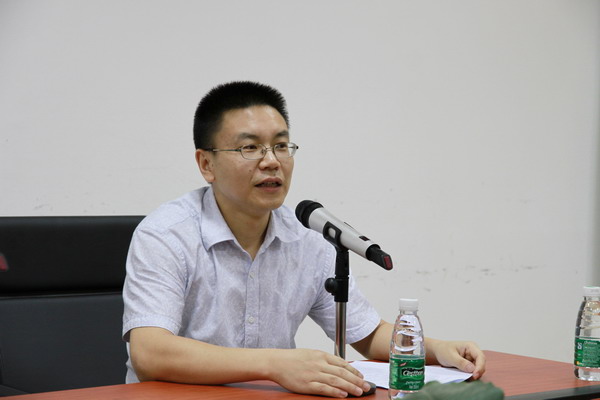 档案馆馆长王飞雁总结工作
