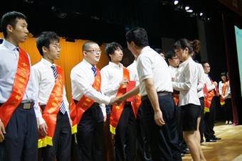 战营正在接受华南理工大学“十大三好学生标兵”表彰