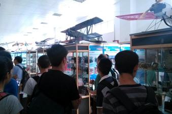参观航模展览室 参观航模展览室