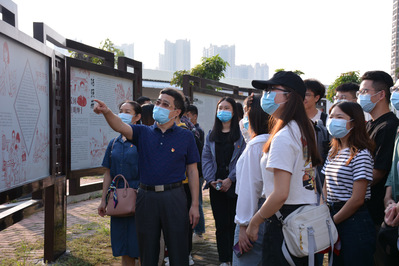 刘才刚副书记向大家讲述英雄事迹