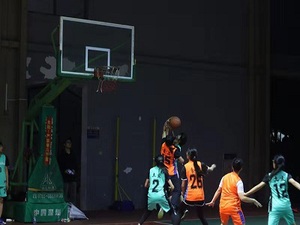 何叶师姐奋力一跳成功盖帽 何叶师姐奋力一跳成功盖帽