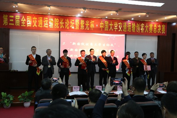 图9:获得优秀大学生奖学金代表颁奖 图9:获得优秀大学生奖学金代表颁奖