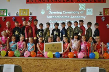 参加表演的小学生们合影