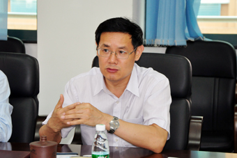 Professor WU Yechun giving a welcome speech