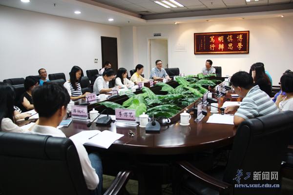 杜小明与入党培训领航班教工学员谈心 杜小明与入党培训领航班教工学员谈心