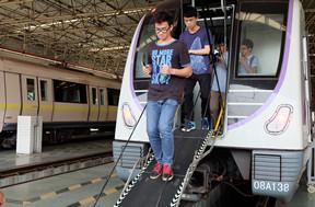 同学们感受紧急疏散通道 同学们感受紧急疏散通道