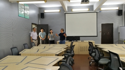 参观商务英语语言实验室