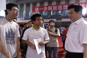 李元元校长来到报到现场