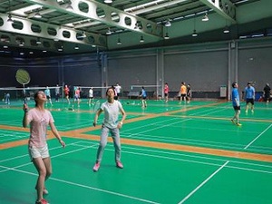 女双比赛中队员们默契配合   女双比赛中队员们默契配合