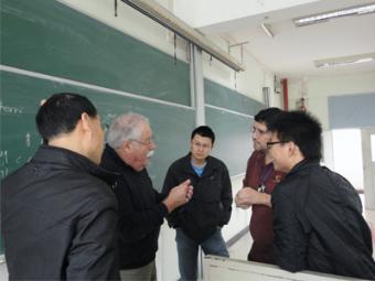 与师生讨论中