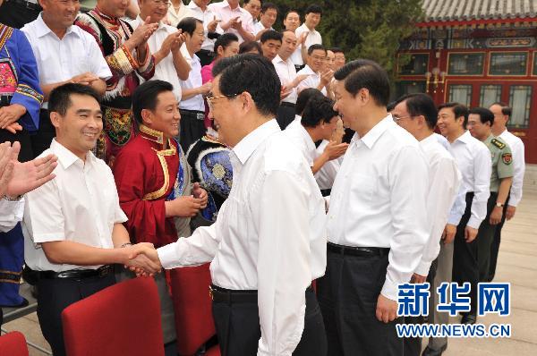  6月30日，中共中央在北京中南海怀仁堂召开深入开展创建先进基层党组织、争当优秀共产党员活动座谈会。会前，胡锦涛、习近平、贺国强等中央领导同志亲切会见全国先进基层党组织和优秀共产党员代表。新华社记者黄敬文摄 