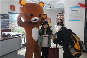 男同学殷勤服务