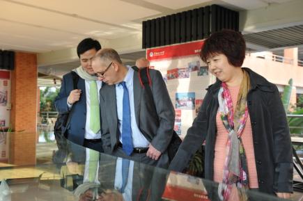 安然院长带领兰卡斯特大学副校长一行参观留学生多元文化展厅