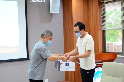 学院党委发放慰问品