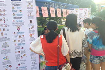 同学们热情参与“法律灯谜猜猜猜”