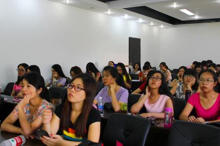 现场师生认真听讲