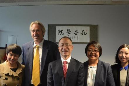 党志副校长（中）与孔子学院中德方工作人员在一起