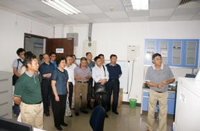Alumni visiting laboratories Alumni visiting laboratories