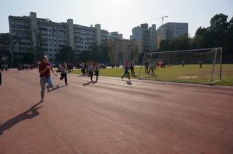 列丽基参加100米比赛