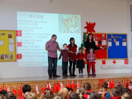 “小学生中文演唱会”孩子和家长同台演唱中文歌