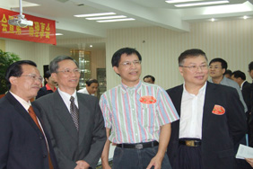 师生相聚格外开心