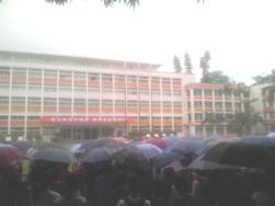 学生雨中升旗