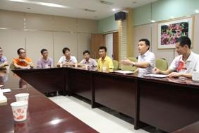 谭书记参加座谈会