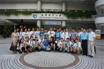 在香港城市大学师生合影 在香港城市大学师生合影