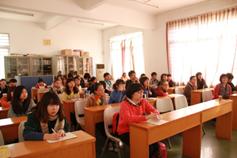 学生专心听取