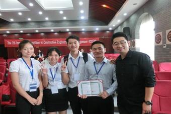 三等奖代表队部分成员及指导教师(右一)合影 三等奖代表队部分成员及指导教师(右一)合影